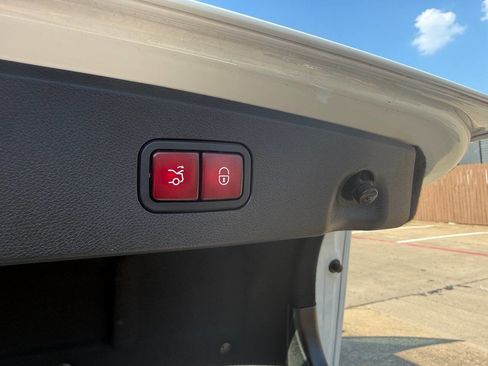 Used 2016 Mercedes-Benz E 400 Sedan image 35