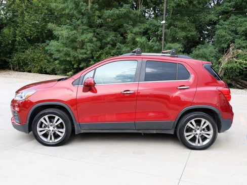 Used 2020 Chevrolet Trax LT w/ Sun & Sound Package image 4