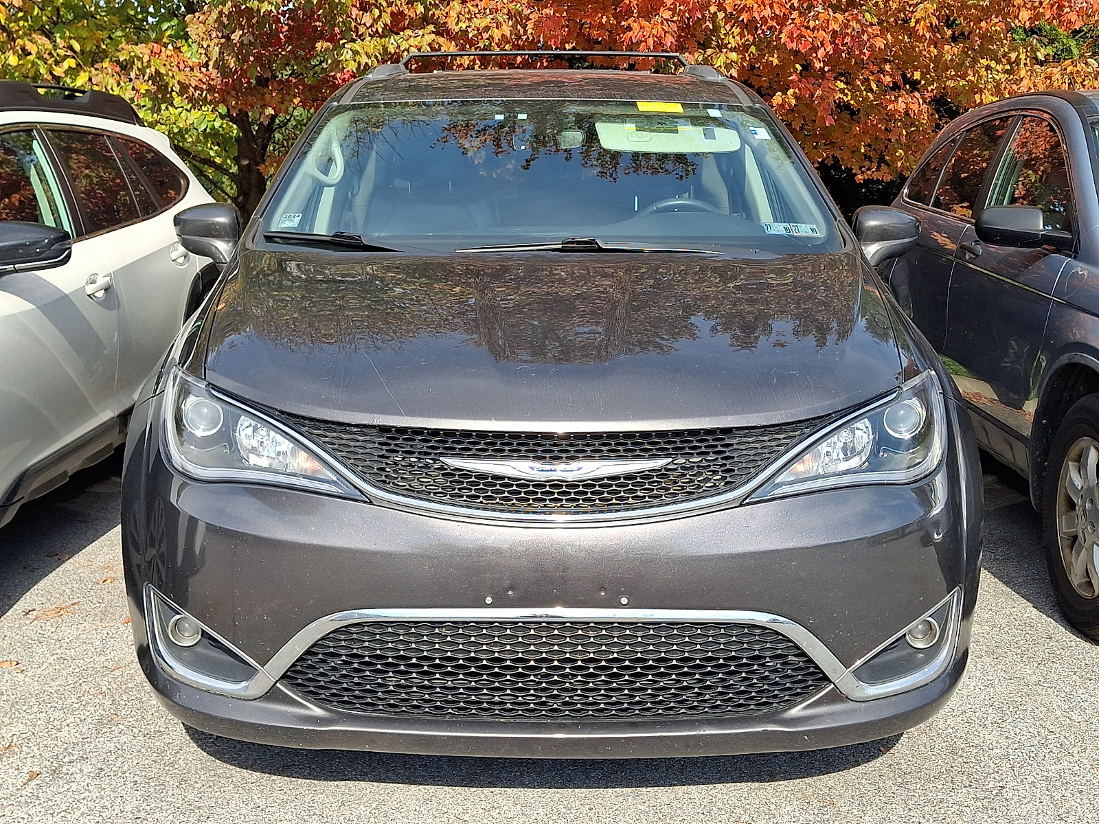 Used 2020 Chrysler Pacifica Touring-L FWD image 2