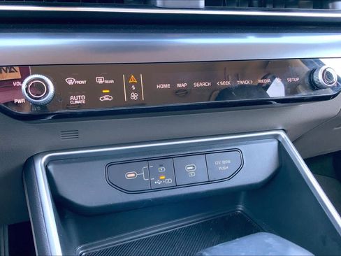 Used 2025 Kia Carnival FWD image 34
