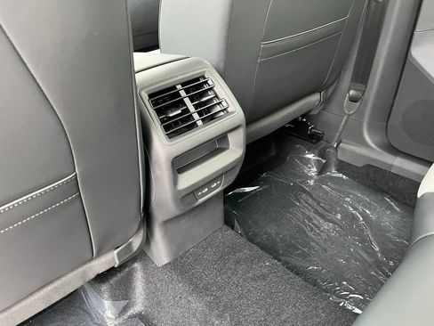 Used 2025 Volkswagen Tiguan SE image 26