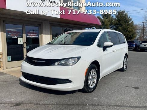 Used 2023 Chrysler Voyager LX image 3