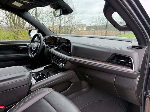 Used 2025 Chevrolet Suburban Premier RWD image 27