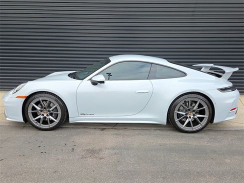 Used 2025 Porsche 911 Carrera image 2