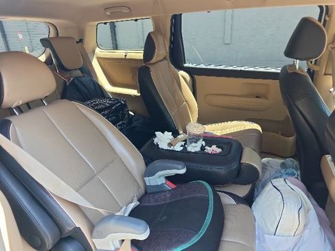 Used 2017 Kia Sedona LX w/ LX Essentials Premium Package FWD image 4
