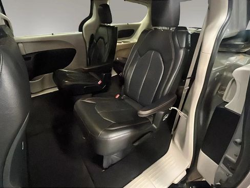 Used 2019 Chrysler Pacifica Touring-L FWD image 5