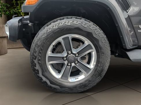 Used 2018 Jeep Wrangler Unlimited Sahara AWD/4WD image 7