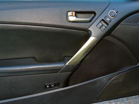 Used 2013 Hyundai Genesis 3.8 image 11