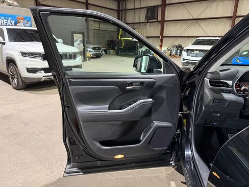 Used 2021 Toyota Highlander XLE AWD/4WD image 11