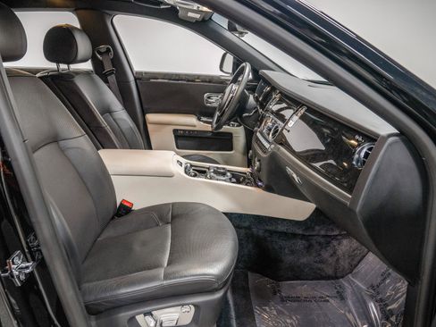 Used 2014 Rolls-Royce Ghost image 24