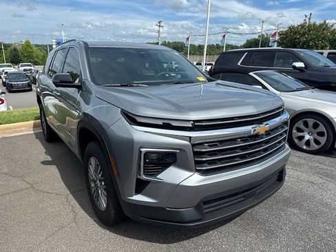 Used 2026 Chevrolet Traverse LT w/ Driver Confidence Package FWD image 3