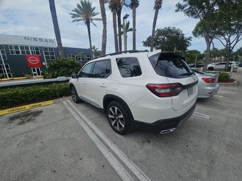 Used 2025 Honda Pilot Touring image 7
