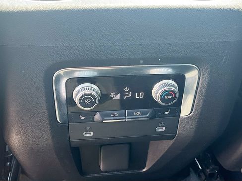 Used 2023 GMC Yukon XL SLT w/ SLT Premium Package AWD/4WD image 27