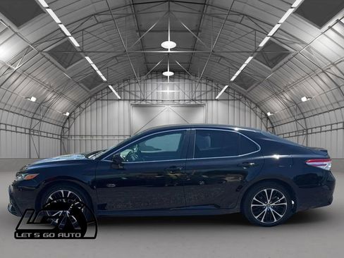 Used 2020 Toyota Camry SE FWD image 4