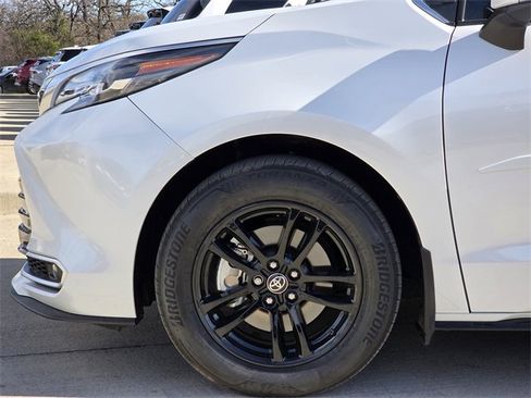 Used 2025 Toyota Sienna Platinum image 5