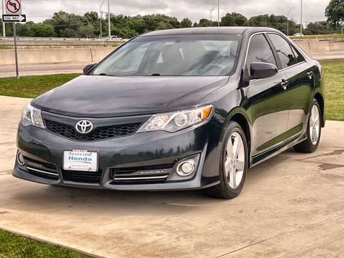 Used 2014 Toyota Camry SE FWD image 2