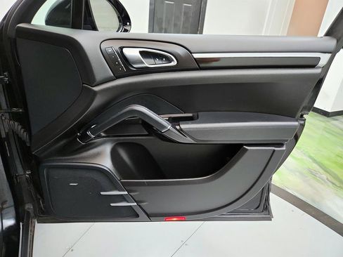 Used 2017 Porsche Cayenne Platinum Edition AWD/4WD image 28