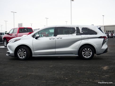 Used 2024 Toyota Sienna LE image 10