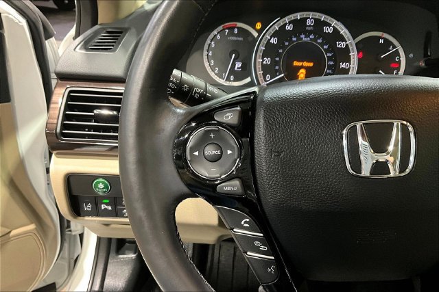 Used 2017 Honda Accord Touring image 11