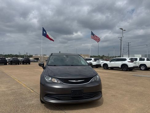 Used 2017 Chrysler Pacifica Touring FWD image 4
