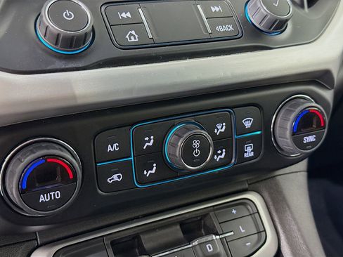 Used 2023 GMC Acadia SLT image 17