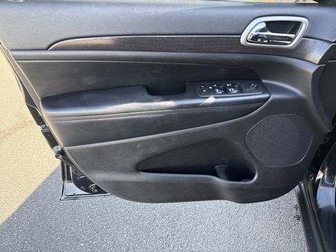 Used 2018 Jeep Grand Cherokee Laredo image 15