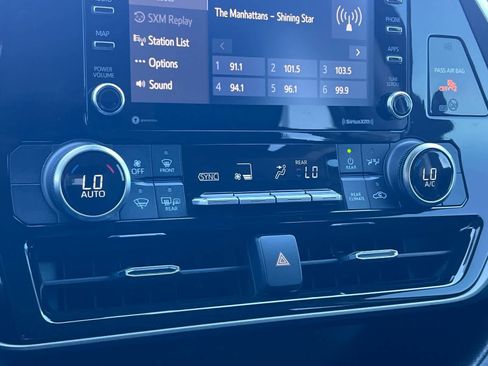 Used 2021 Toyota Highlander L FWD image 22