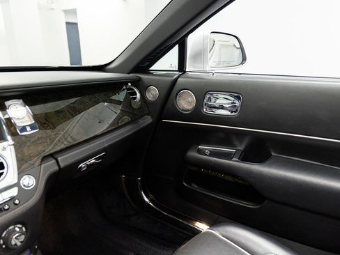 Used 2017 Rolls-Royce Dawn RWD image 30