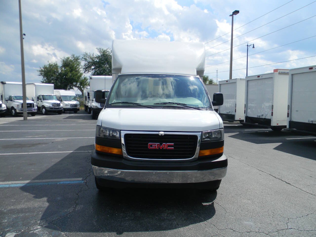 Used 2022 GMC Savana 3500 w/ Power Convenience Package RWD image 3