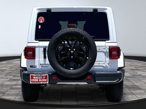 Used 2025 Jeep Wrangler Unlimited Sahara AWD/4WD image 23