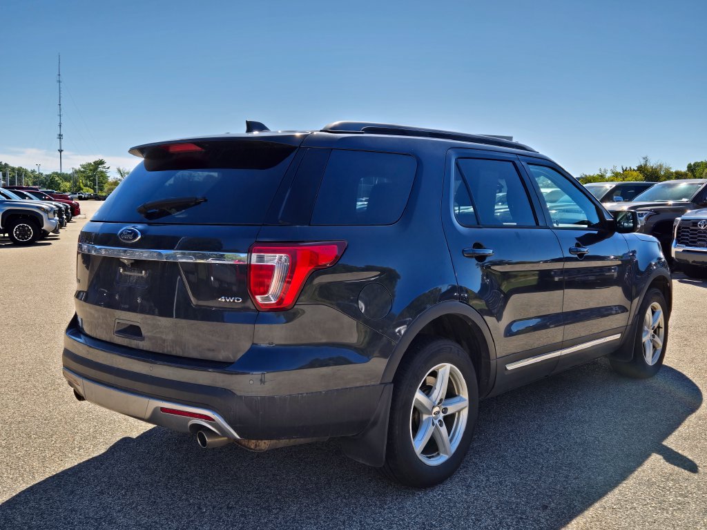 Used 2017 Ford Explorer XLT w/ Equipment Group 202A AWD/4WD image 6