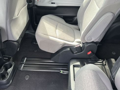 Used 2025 Toyota Sienna LE FWD image 23