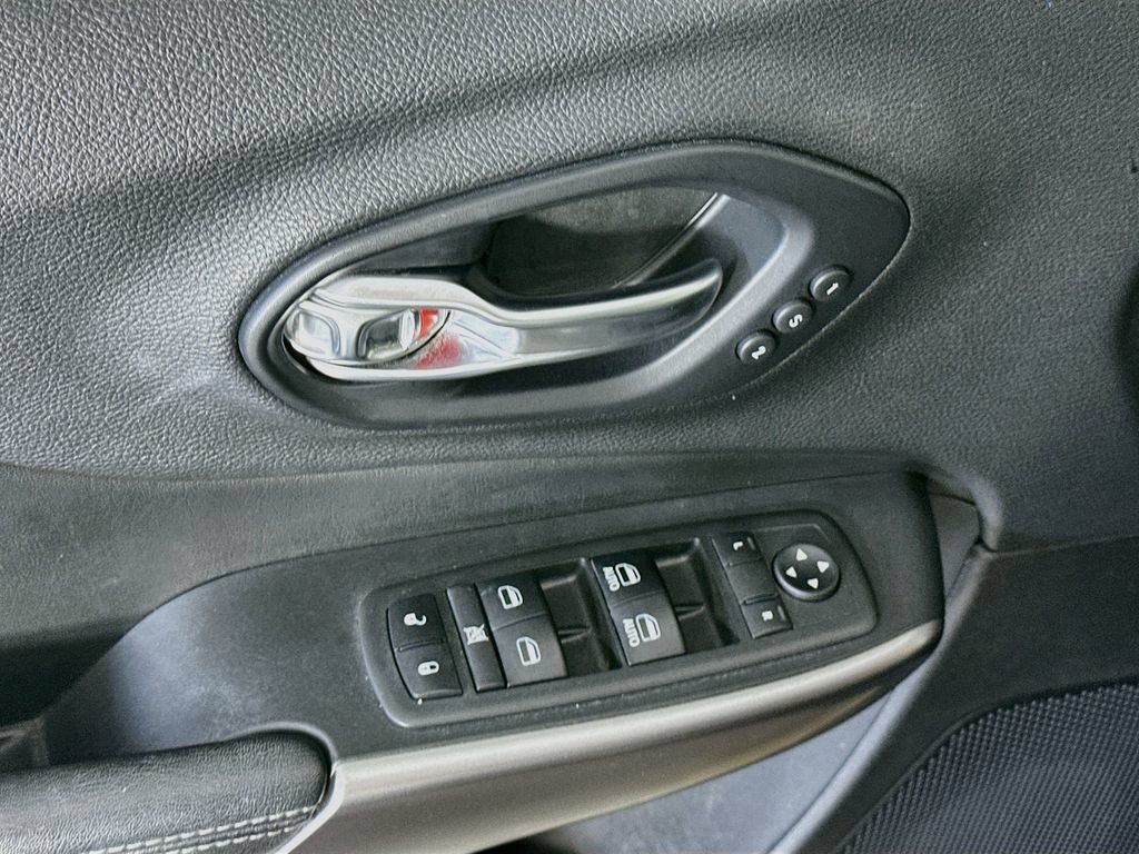 Used 2019 Jeep Cherokee Limited w/ Luxury Group FWD image 24