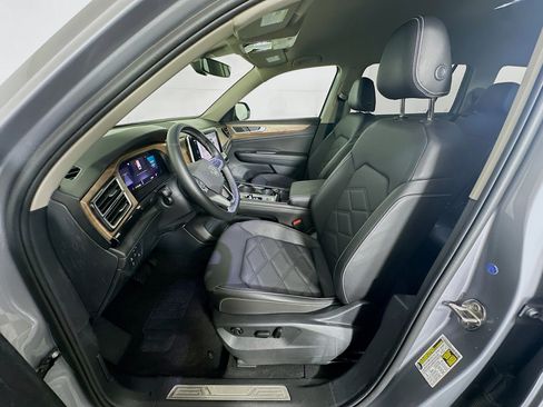 Used 2025 Volkswagen Atlas SE image 13