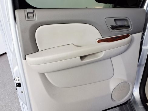 Used 2014 Chevrolet Suburban LT RWD image 10