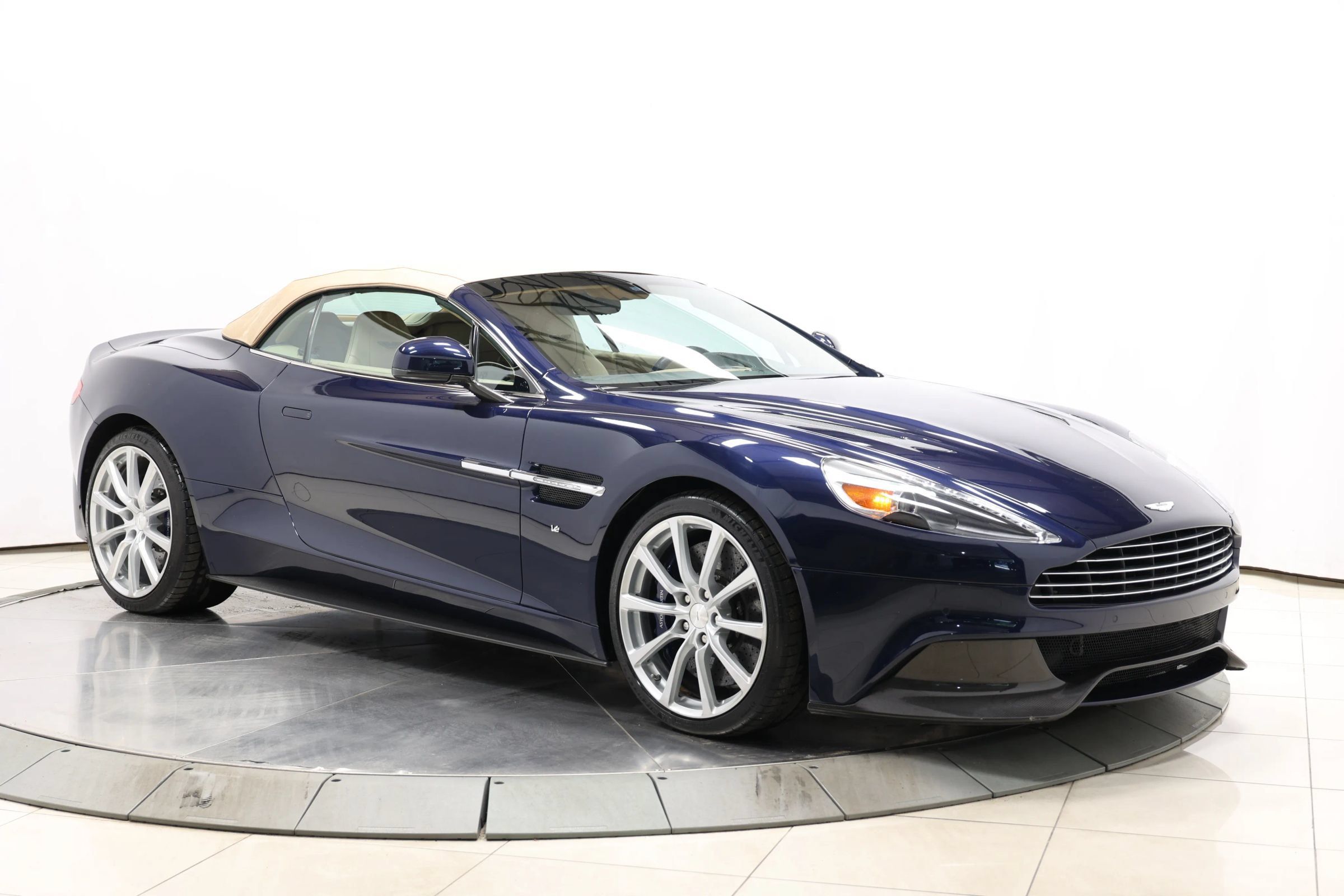 Used 2016 Aston Martin Vanquish Volante RWD image 95