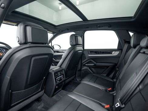 Certified 2026 Porsche Cayenne AWD/4WD image 24