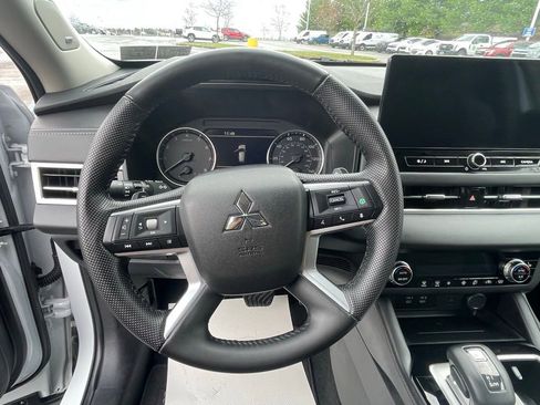 Used 2025 Mitsubishi Outlander SE image 33
