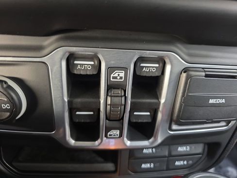 Used 2018 Jeep Wrangler Unlimited Sahara AWD/4WD image 25