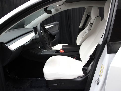 Used 2022 Tesla Model Y Long Range image 18