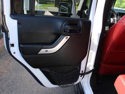 Used 2013 Jeep Wrangler Unlimited Rubicon AWD/4WD image 29