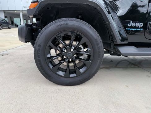 Used 2025 Jeep Wrangler Unlimited Sahara AWD/4WD image 9