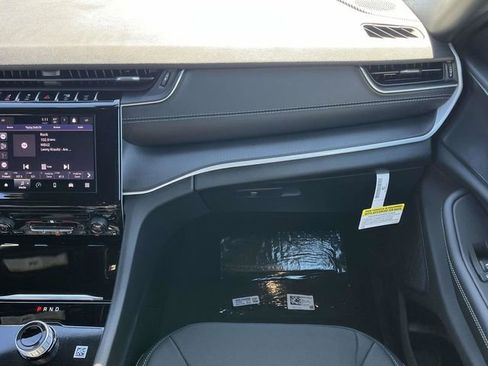 New 2025 Jeep Grand Cherokee L Laredo image 16