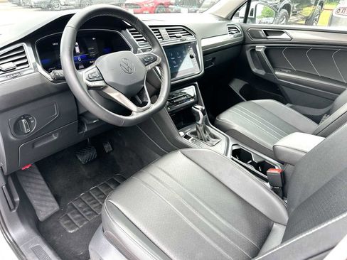 Used 2024 Volkswagen Tiguan SE FWD image 18