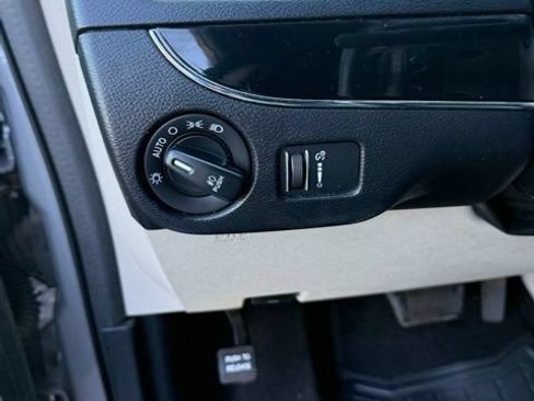 Used 2017 Dodge Grand Caravan SXT FWD image 16
