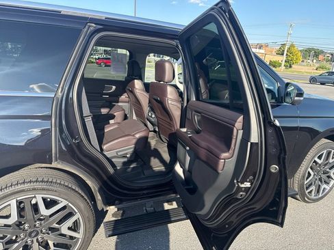 Used 2025 Ford Expedition Platinum w/ Platinum Ultimate Package AWD/4WD image 20
