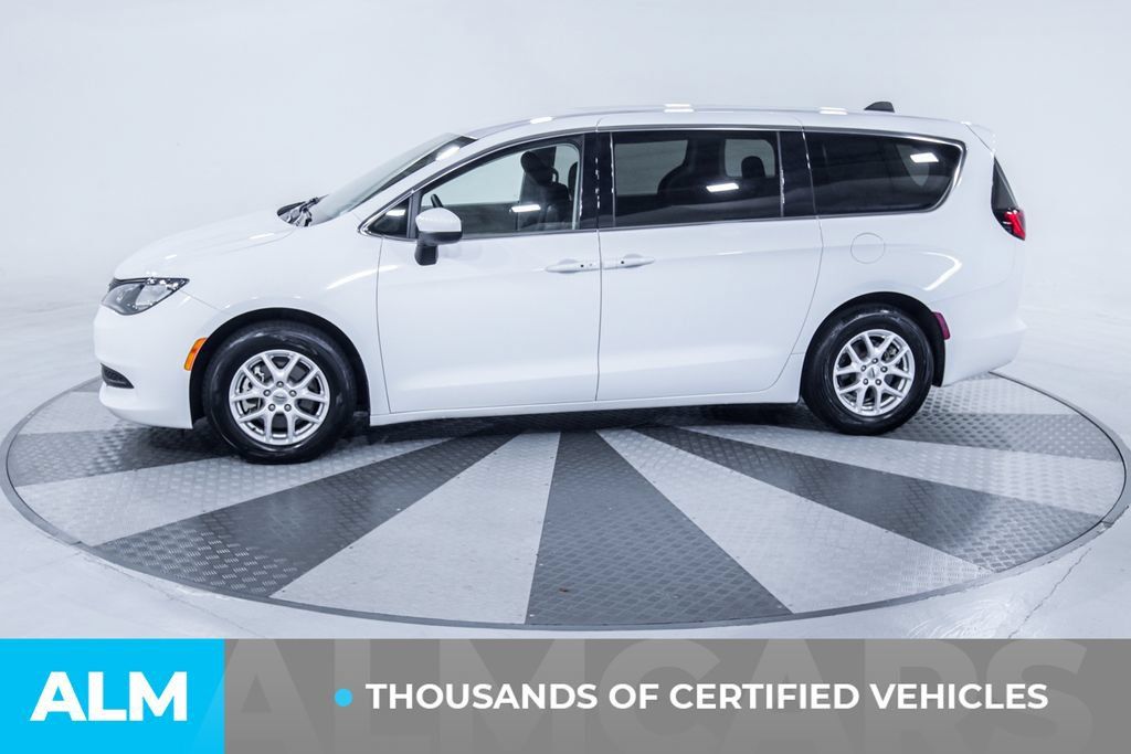Used 2023 Chrysler Voyager LX FWD image 4
