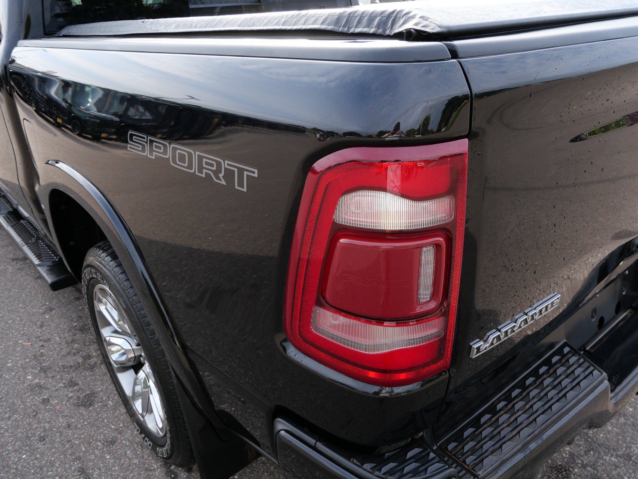 Used 2021 RAM 1500 Laramie w/ Sport Appearance Package AWD/4WD image 17