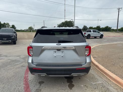 Used 2022 Ford Explorer XLT w/ Equipment Group 202A image 6