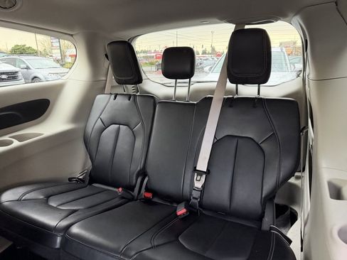 Used 2024 Chrysler Pacifica Touring-L image 31